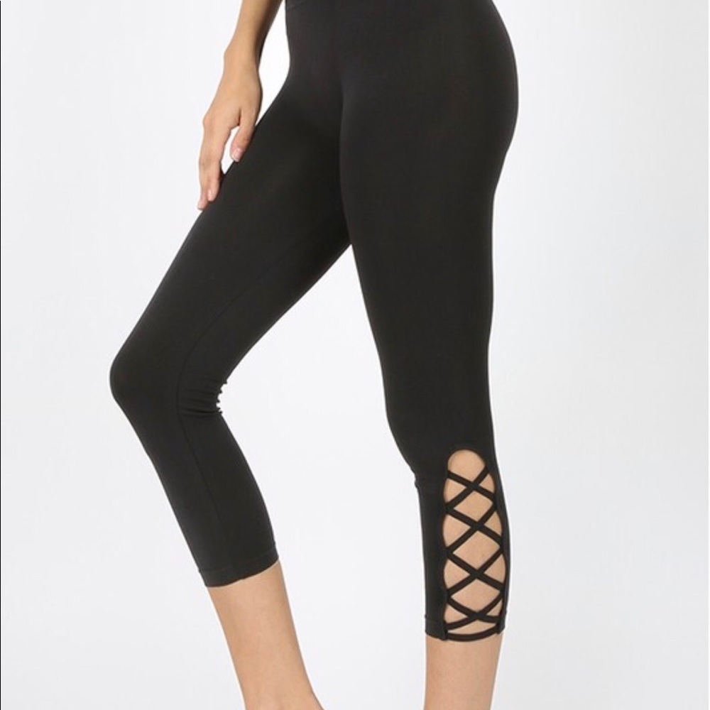 Black capri legging with diamond shape band